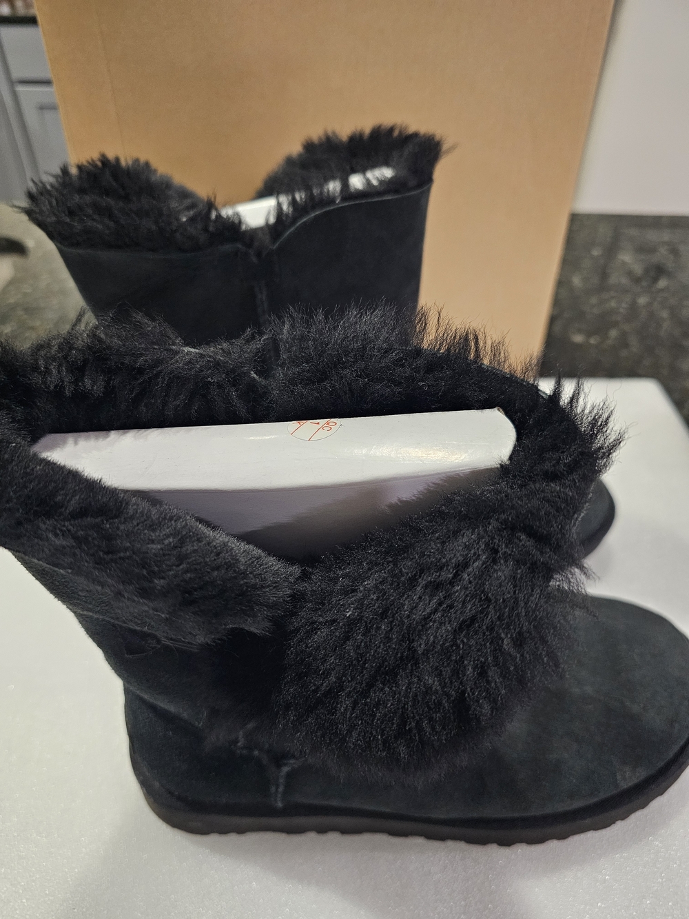 UGG Bailey Button II In BLACK - Picture 4 of 6